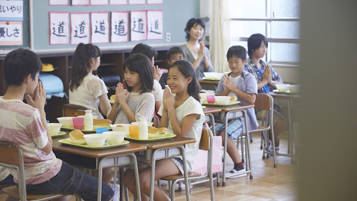 小学生の給食の様子