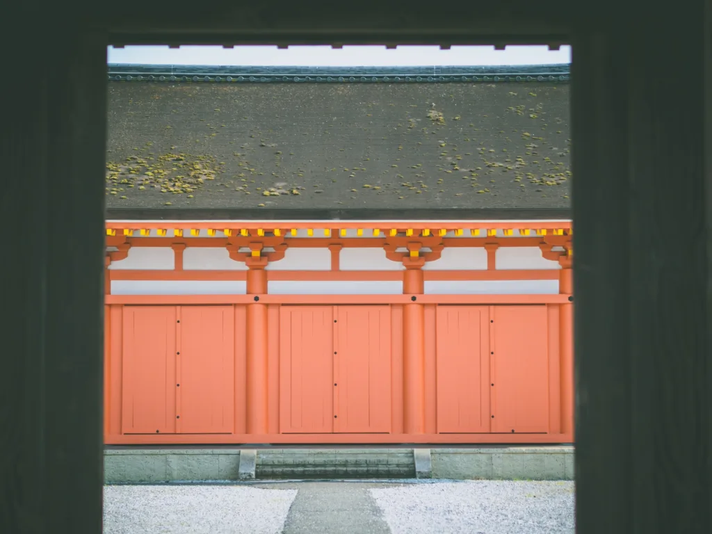 門から見える朱色の扉　神社の建物