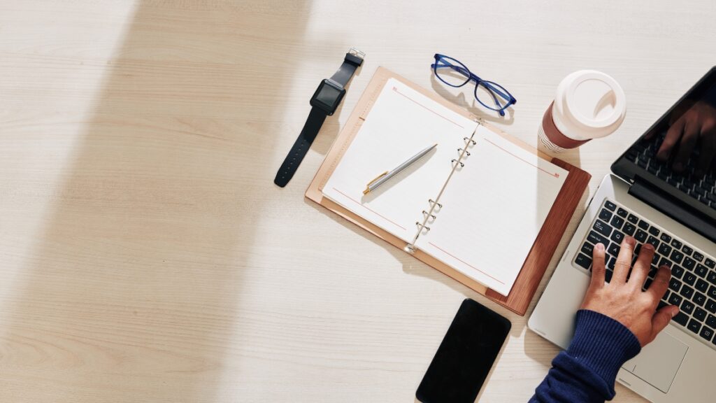 ビジネスパーソンの手元とパソコン、ノート