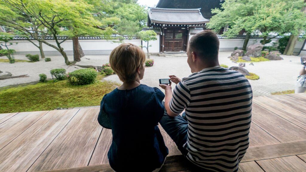 日本庭園と観光客