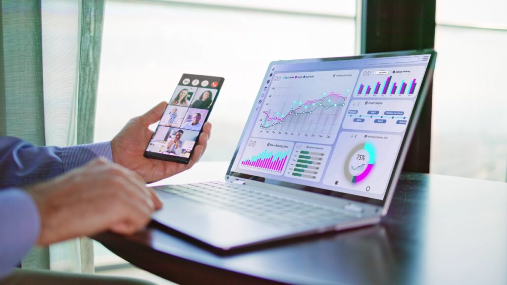 スマホにミーティングの参加者の顔、パソコンに共有データ