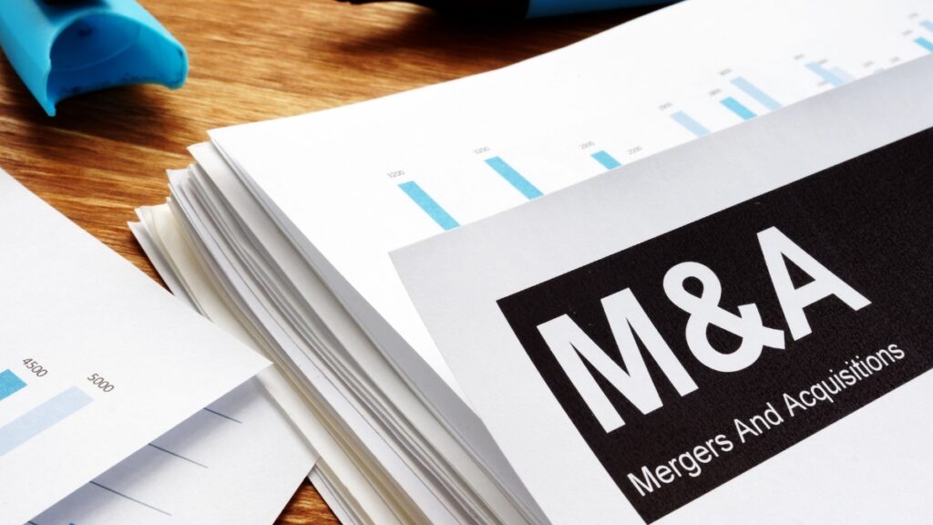 M&Aに関する資料をペンで。