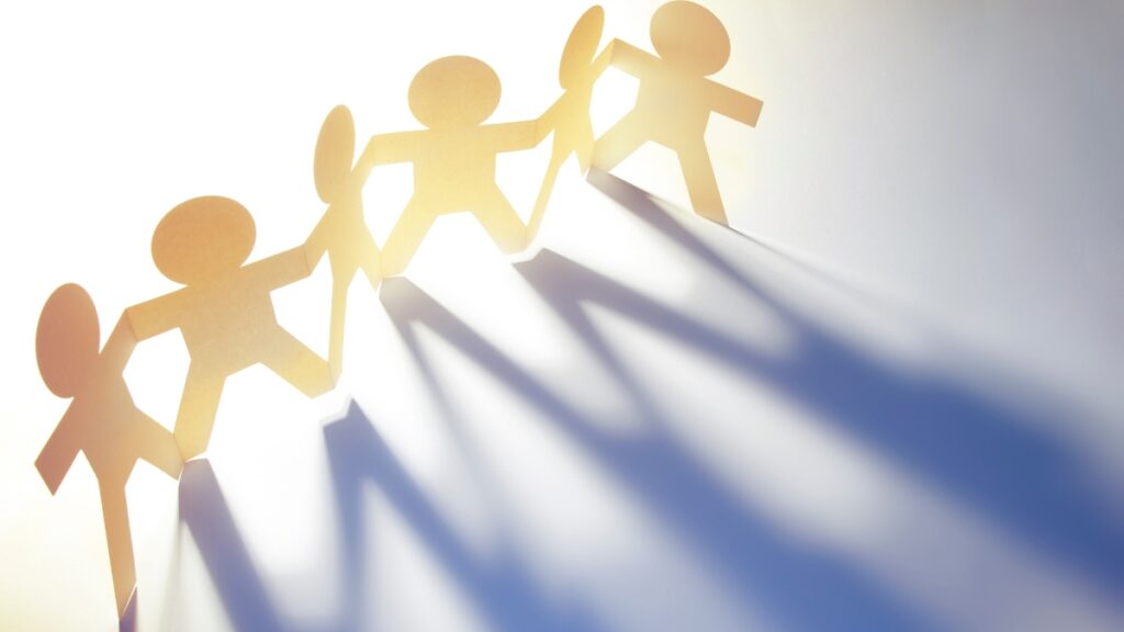 紙製の人の形がチームをイメージ