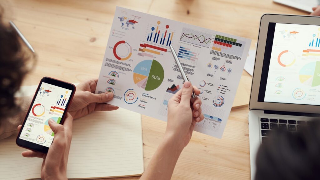 調査票を見る同僚たち