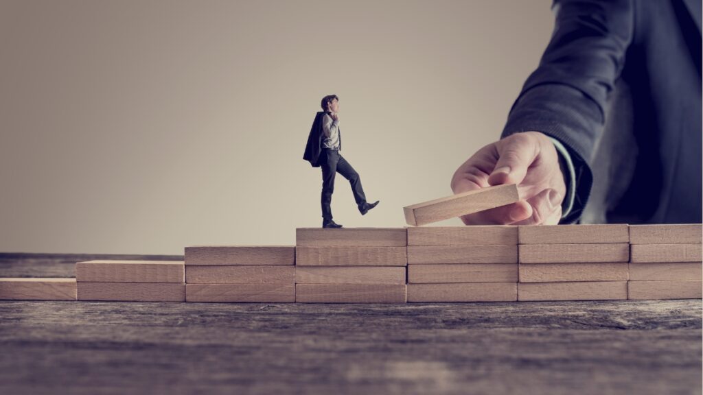 階段を上るビジネスマン