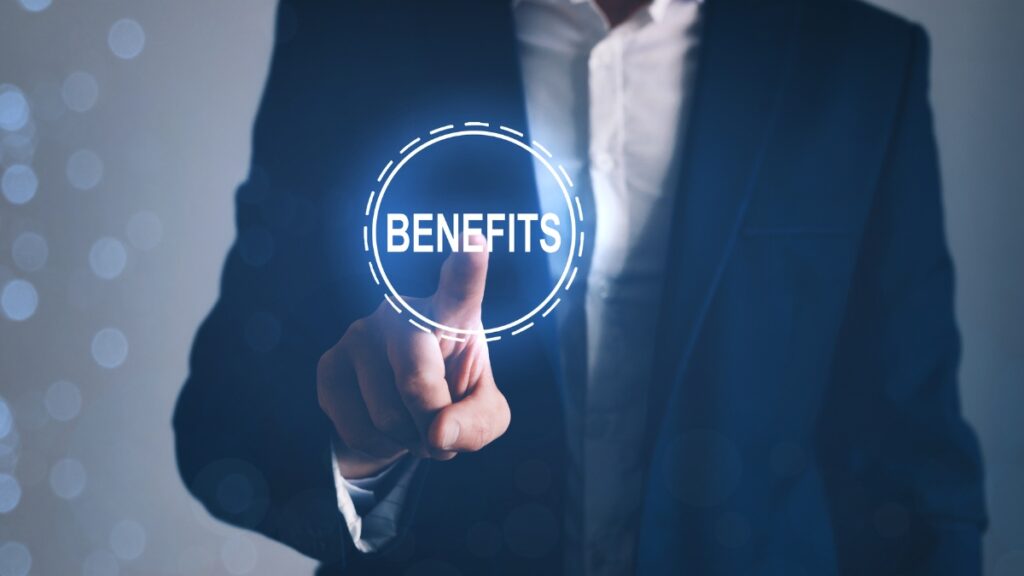 ビジネスパーソンがBenefitsのアイコンを指さしている
