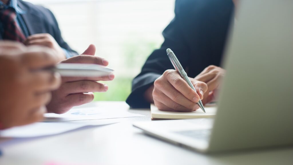 打合せするビジネスパーソン