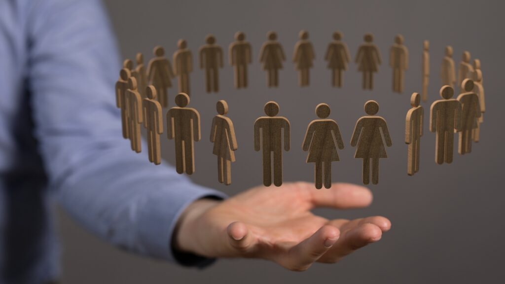 ヒト形とビジネスパーソンの手　HRのイメージ