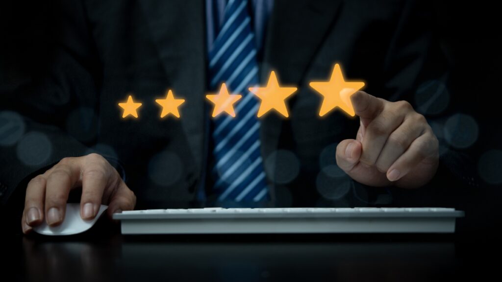  フィードバックレビュー満足度サービスコンピュータのためのポップアップ5つ星のアイコンを使用して手、最高品質の製品とサービス。