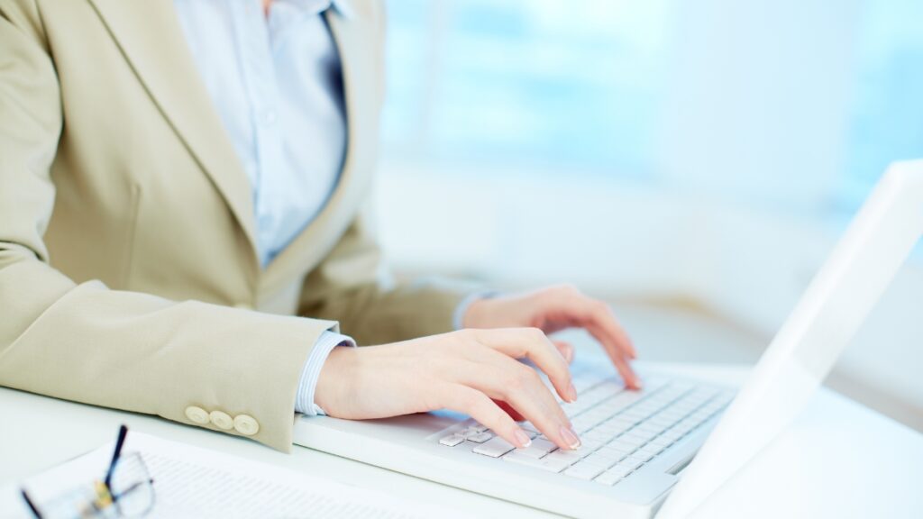 パソコンで作業する女性