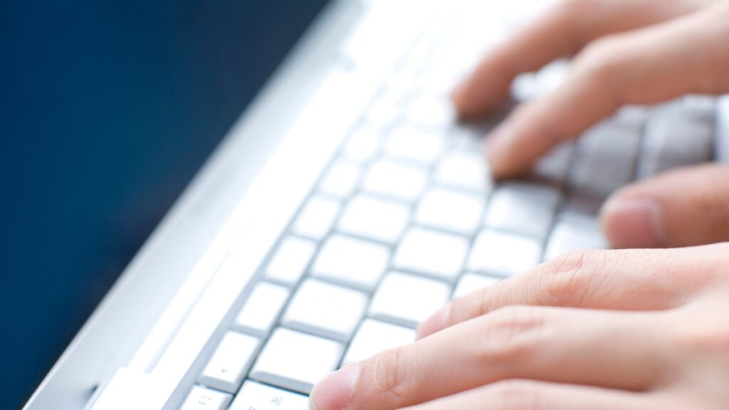 パソコンを触る手