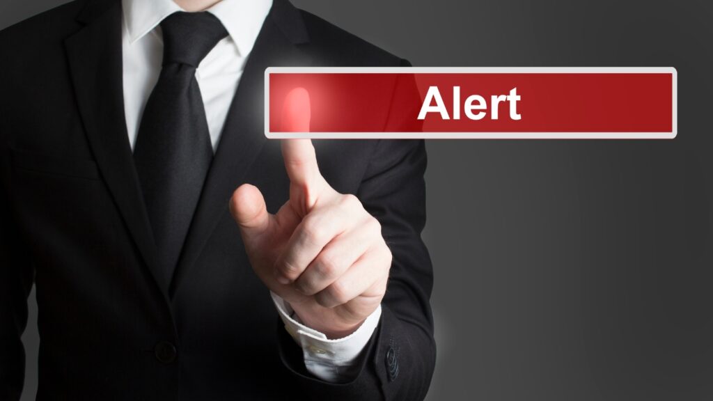 Alertのバナーに触れるビジネスパーソンの手