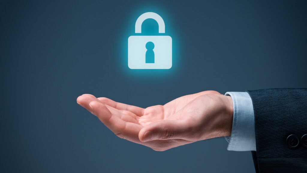セキュリティーのイメージ、鍵とビジネスパーソンの手