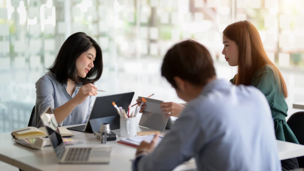 ノートパソコンを前に打合せするビジネスパーソン