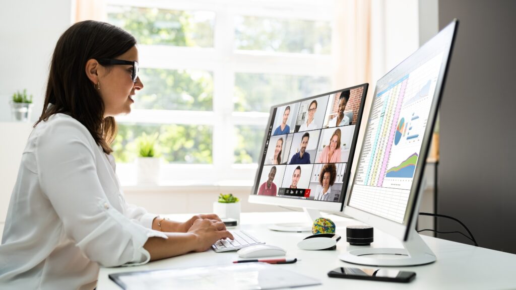 ウェビナーを受ける女性