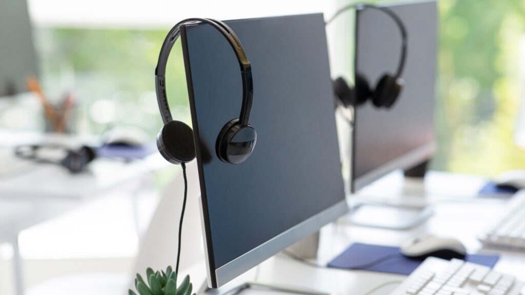 パソコンとヘッドセット