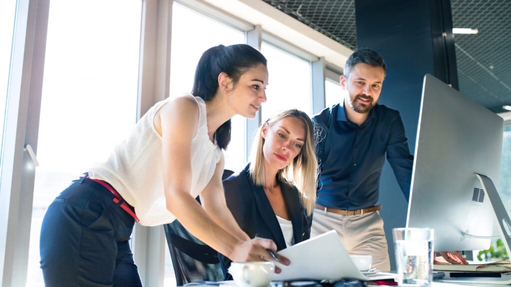 オフィスで働く3人のビジネスマン