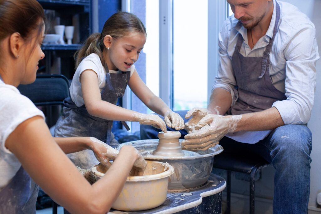陶芸体験をする女の子