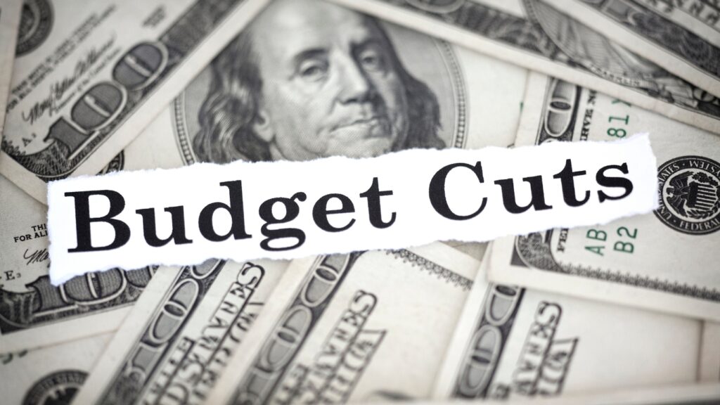 ドル札の上にBUDGET CUTSの文字