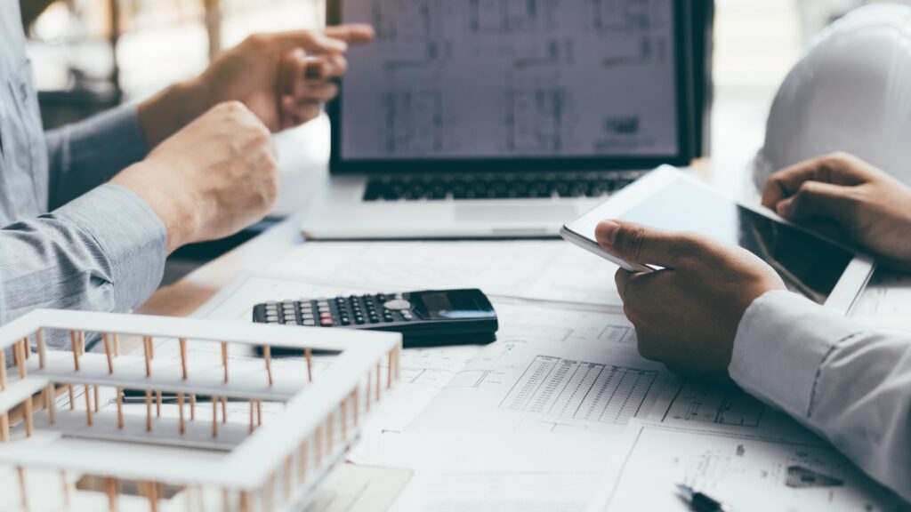 エンジニアがパソコンの画面を見ながら打合せ