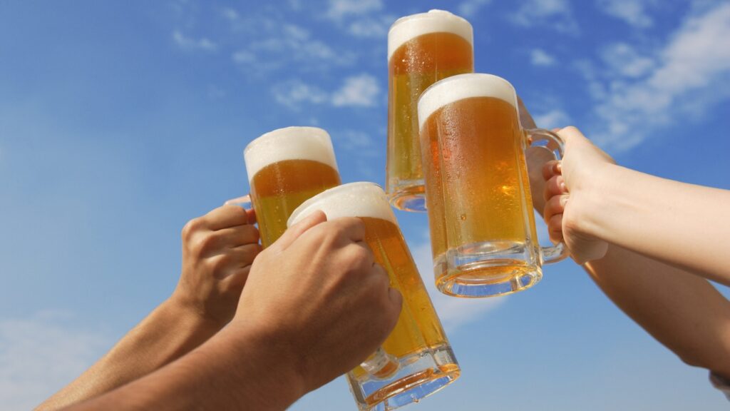 ビールで乾杯する４人