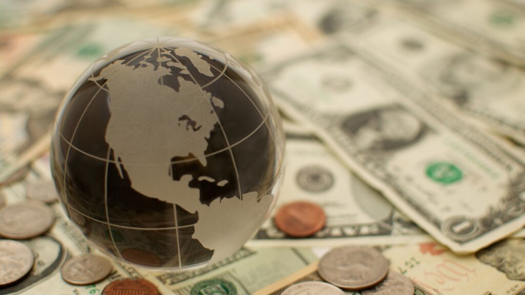 北米が表示されている地球儀と米ドル