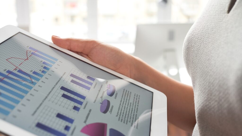 タブレットで需要予測を見る女性