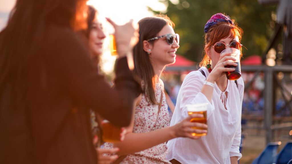 ビールフェスタでビールを飲む女性