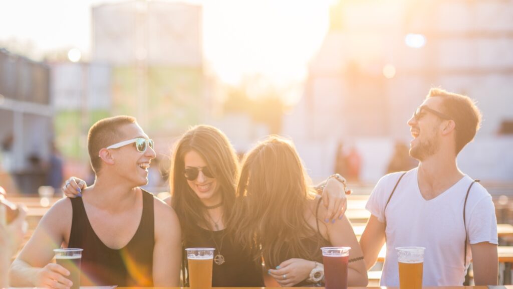 海外の二組のカップルがビールを飲んでいる