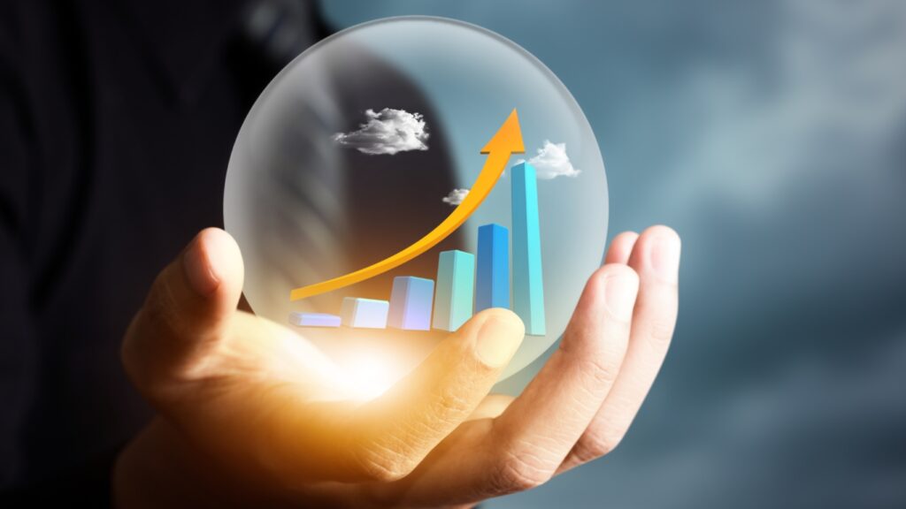 売上アップのクリスタルボールを持つ男性