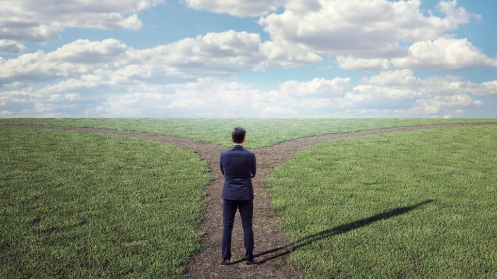 分かれ道に立つ人物