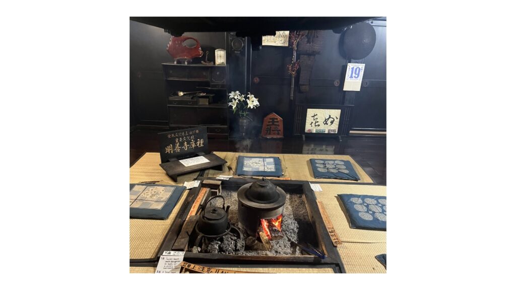 白川郷　合掌造り内部　囲炉裏