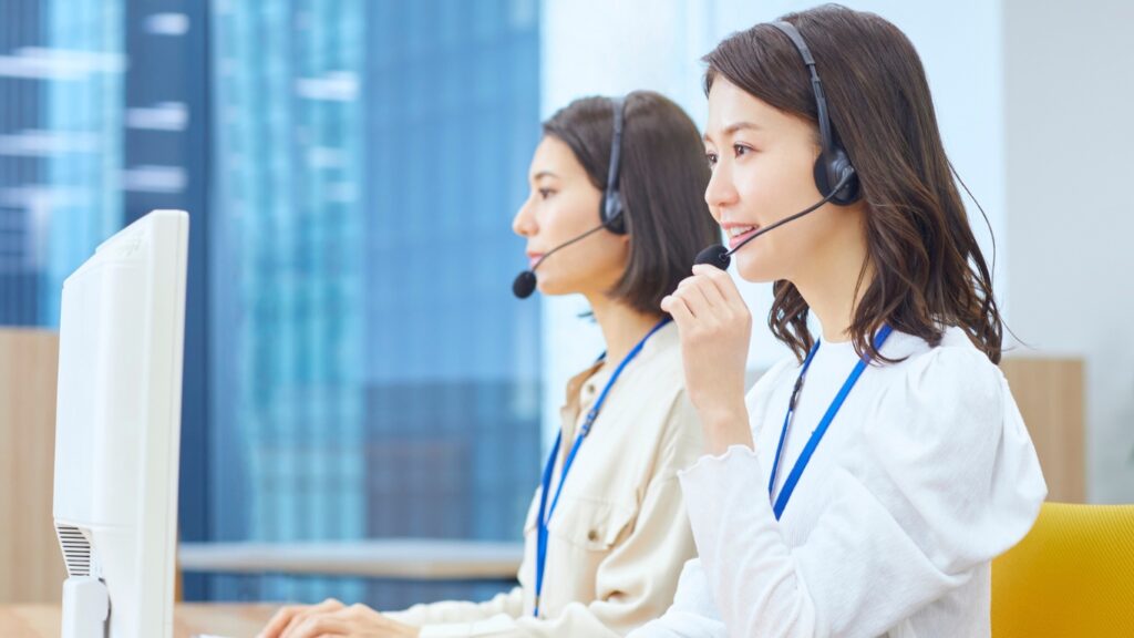 パソコンに向かう女性のオペレーター