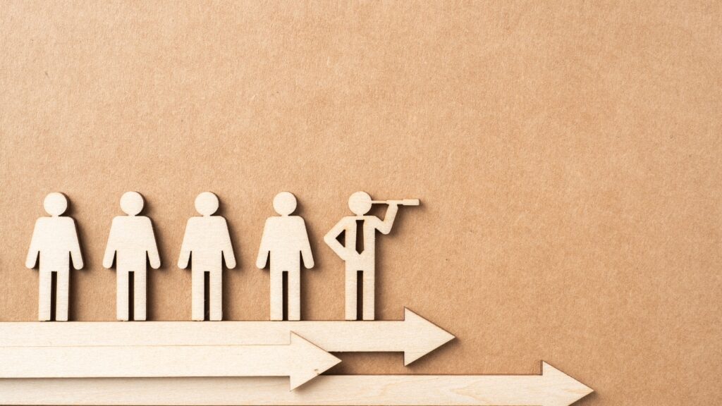 展望するビジネスパーソンの人型と矢印のイメージ　