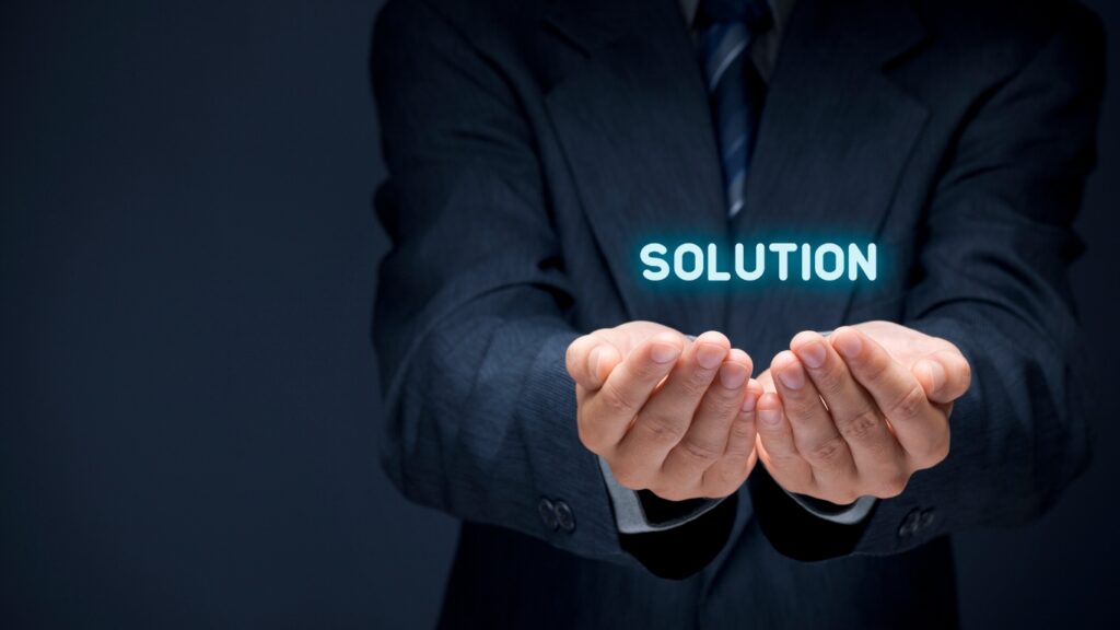 Solutionの文字とビジネスパーソンの手