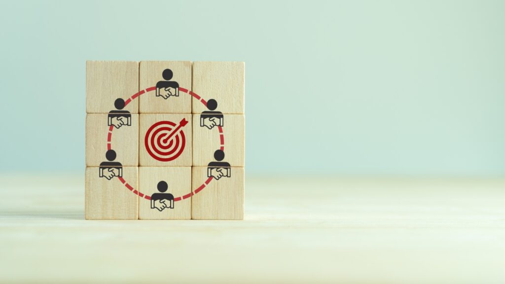 木のブロックにビジネスエコシステムの図が書いてある