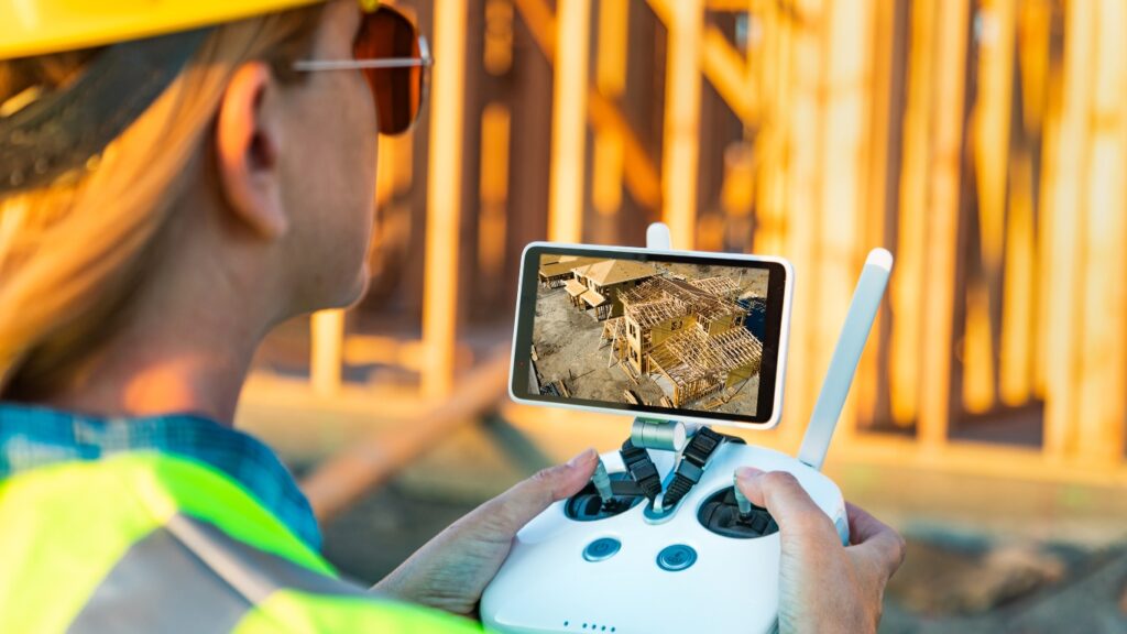 ドローンで作業を点検する建設工事担当者