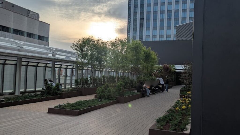 広島新駅ビルウッドデッキの景色