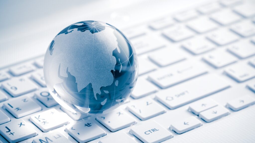 キーボードの上のクリスタルな地球儀