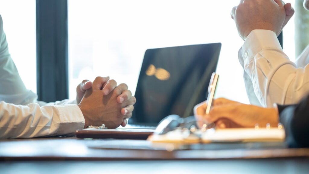 ビジネスパーソンとパソコン