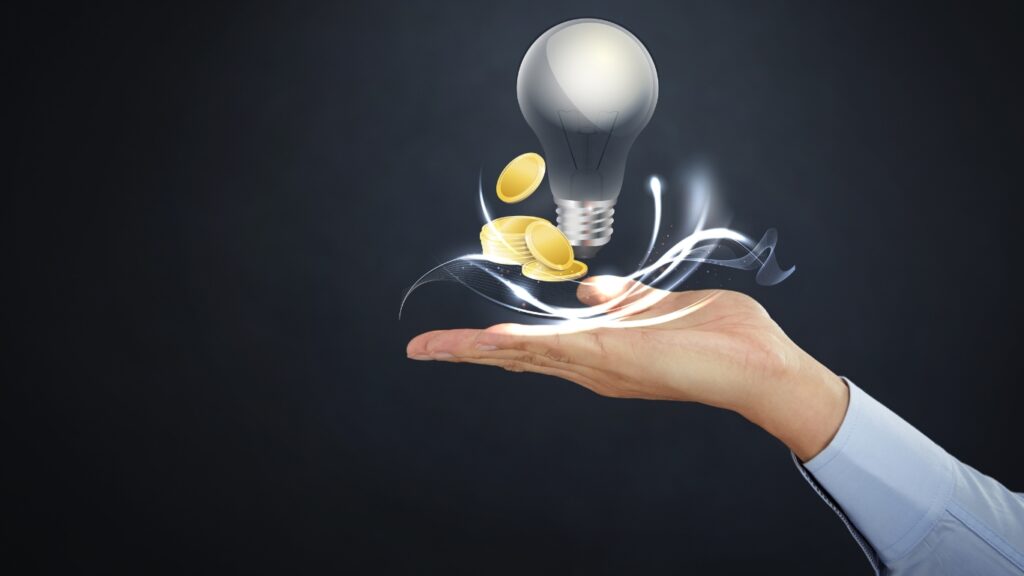 イノベーションのイメージ、電球とコインと右手