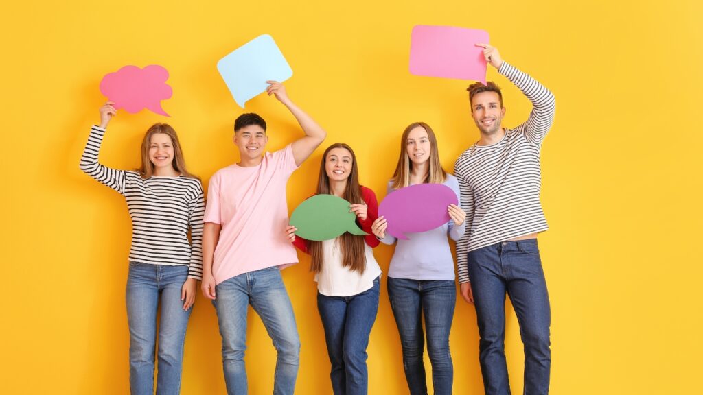 空白の吹き出しを持つ若者たち