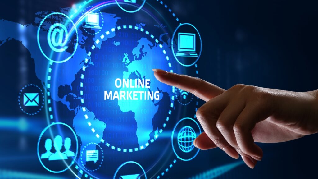 オンラインマーケティングの文字を指さしている