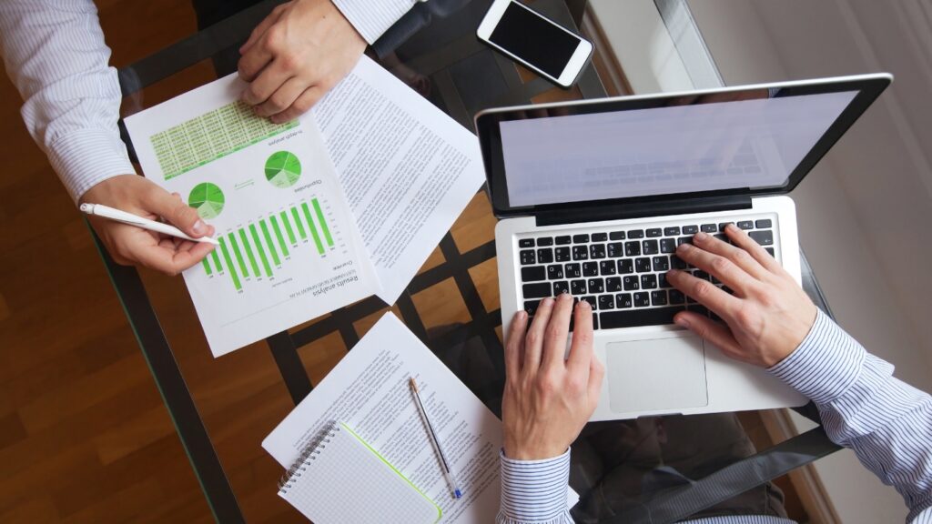 パソコンで作業する人