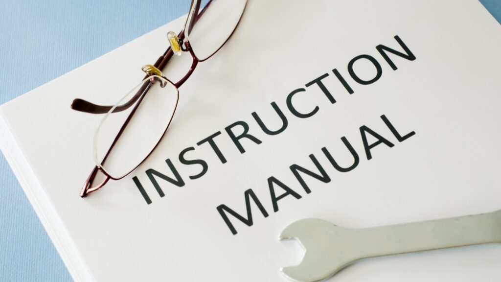 Instruction Manual の文字と工具