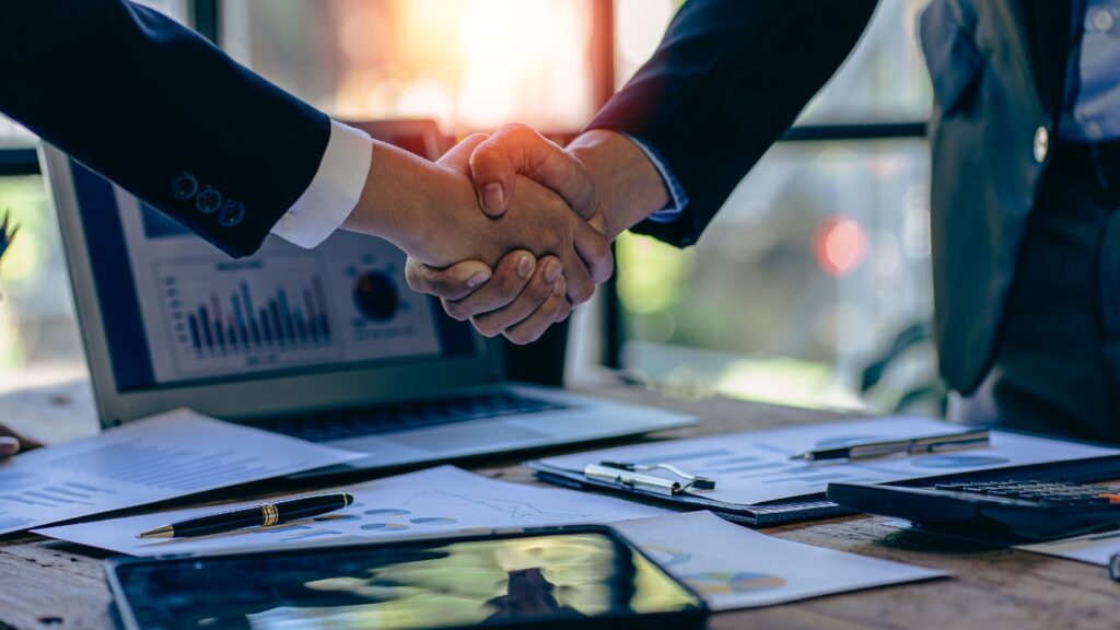 握手するビジネスパーソン