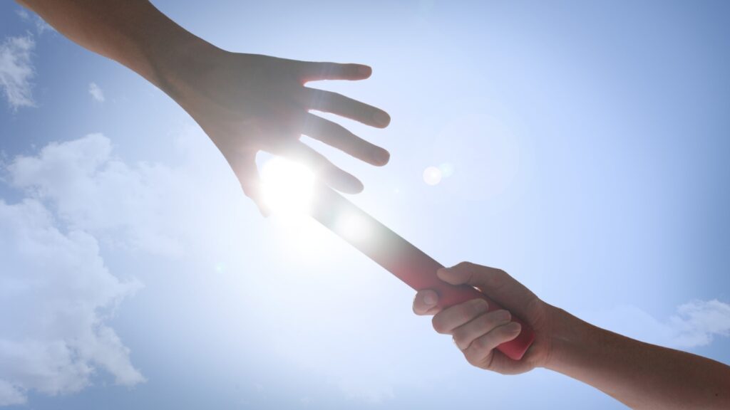 バトンでつなぐ手