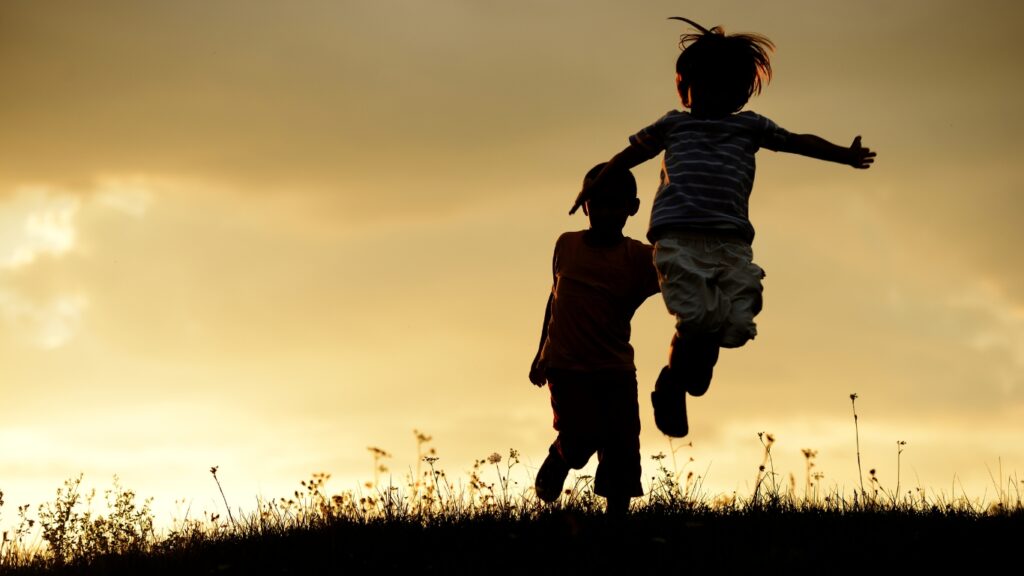 夕暮れに子供のシルエット
