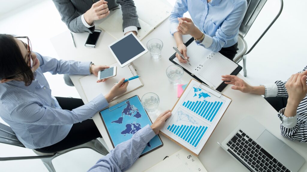 会議をする社員