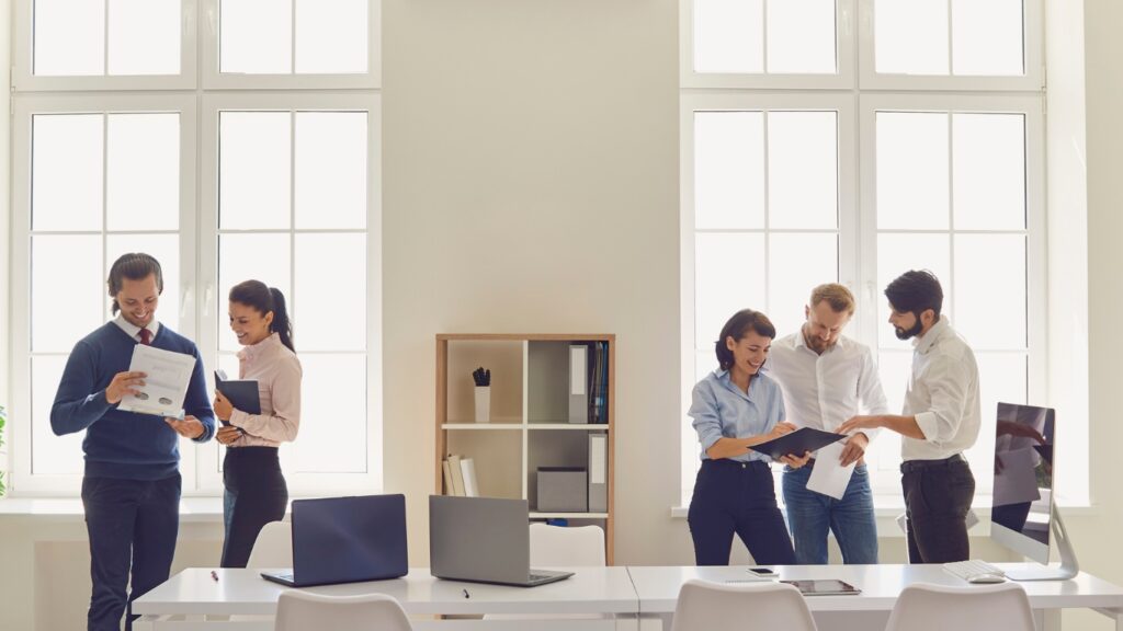 会社員が談笑する風景